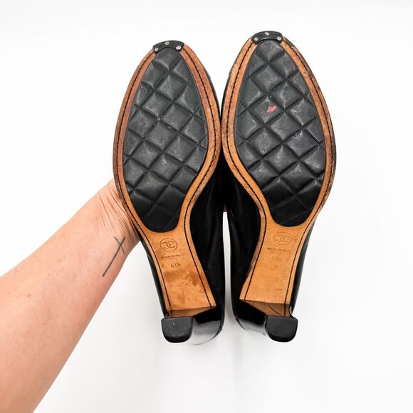 Chanel CC Logo Cap Toe Elastic Pumps Black Leather Heels EU 41.5 - Picture 7 of 12